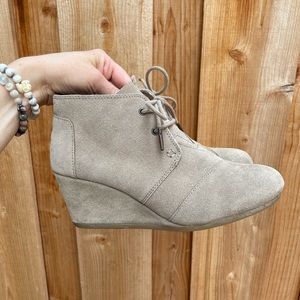 Toms women’s size 9 tan wedge shoes